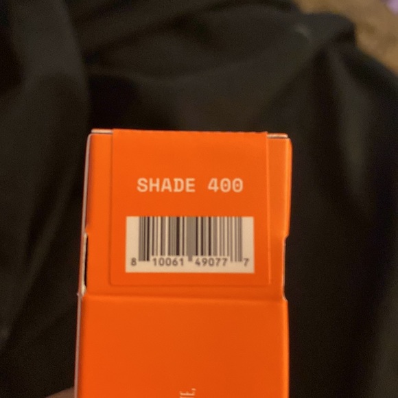 AIR HUG CONCEALER in shade 400 - Picture 4 of 4